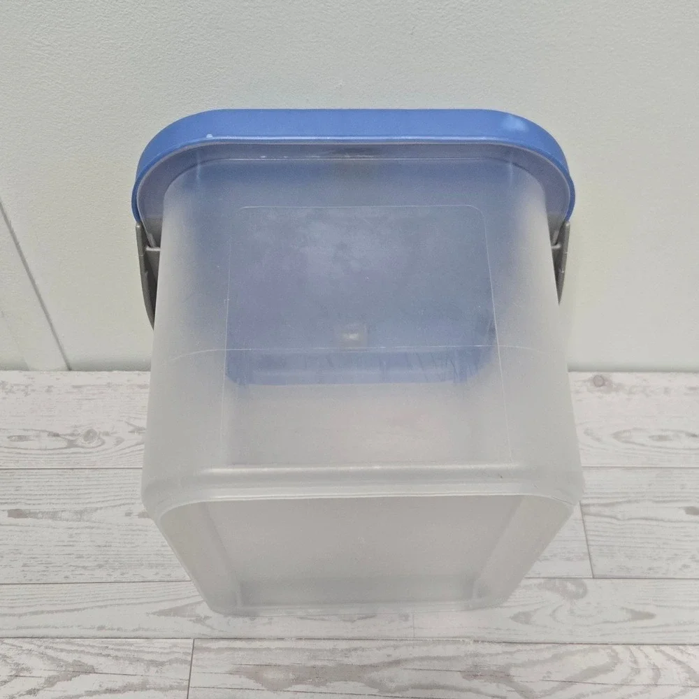 Vintage Sterilite Show Offs 1892 Storage Tote Snap Lid Blue